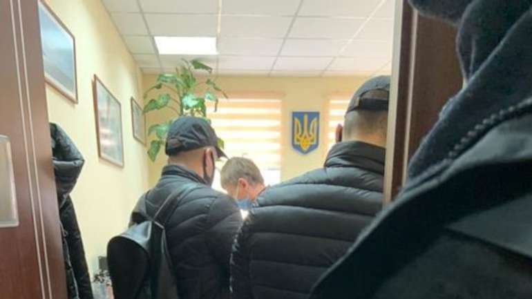 НАБУ затримало на хабарі у 100 тисяч доларів брата голови Окружного адмінсуду Вовка (Оновлюється)