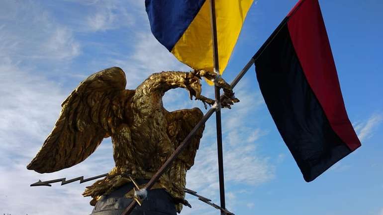 Комунальники зняли українські прапори з монумента Слави в Полтаві