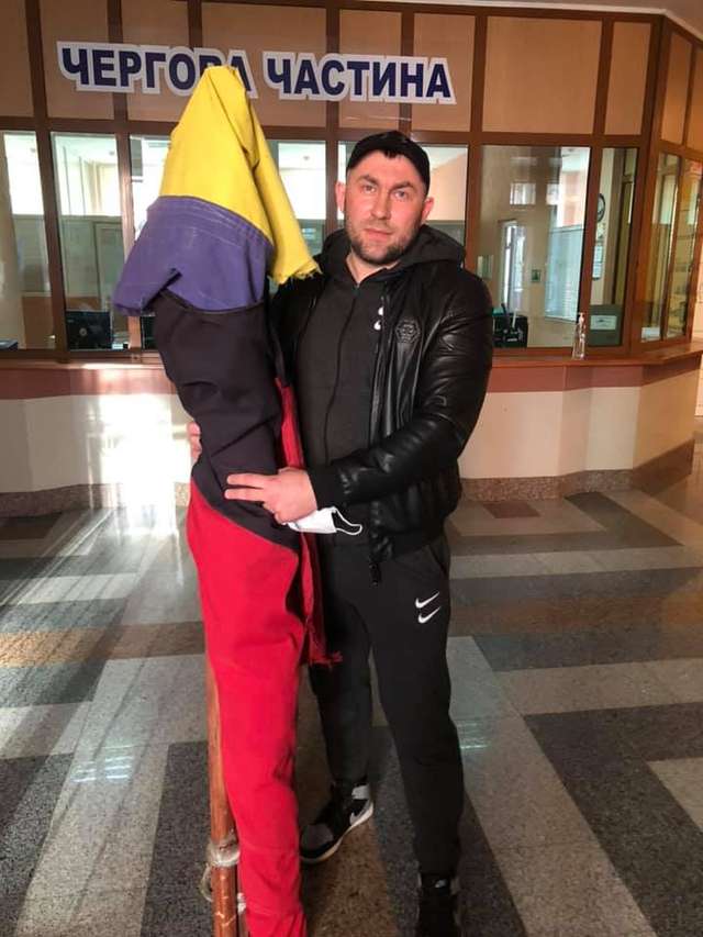 Комунальники зняли українські прапори з монумента Слави в Полтаві_1