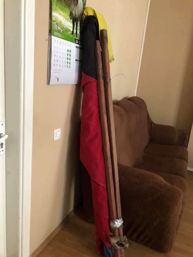 Комунальники зняли українські прапори з монумента Слави в Полтаві_3