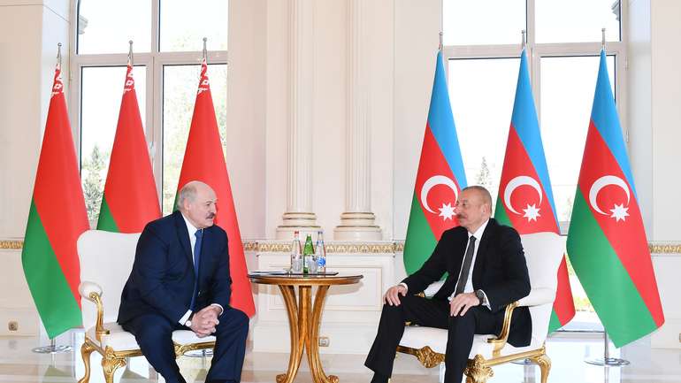 Лукашенко зустрівся з Алієвим, аби показати свою незалежність від Путіна