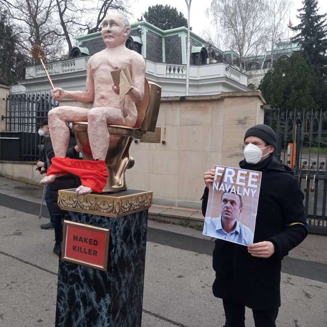 У Празі активісти принесли до посольства РФ «голого путіна» на золотому унітазі_2