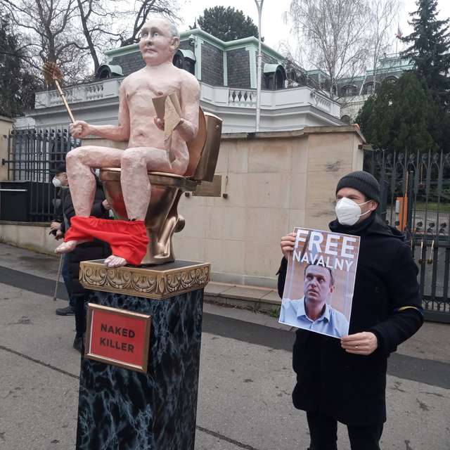 У Празі активісти принесли до посольства РФ «голого путіна» на золотому унітазі_1