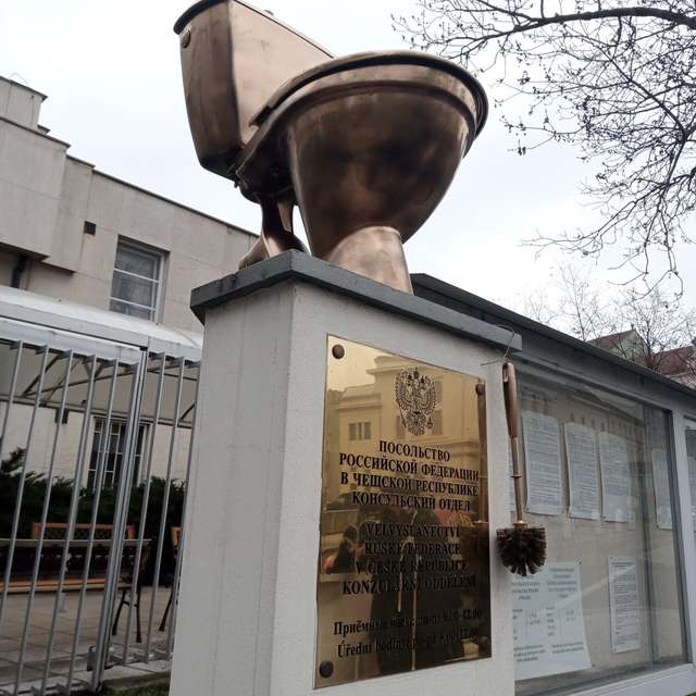 У Празі активісти принесли до посольства РФ «голого путіна» на золотому унітазі_4