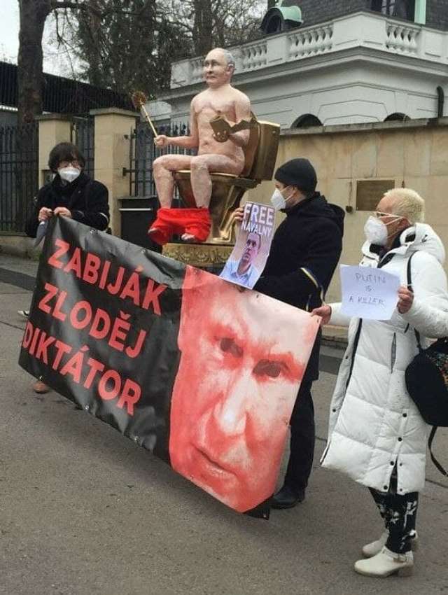 У Празі активісти принесли до посольства РФ «голого путіна» на золотому унітазі_10