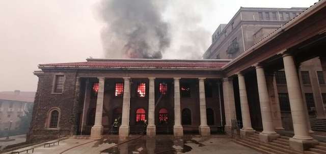 У Кейптауні вщент згоріла унікальна бібліотека_2