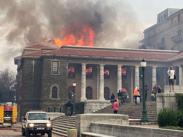 У Кейптауні вщент згоріла унікальна бібліотека_6