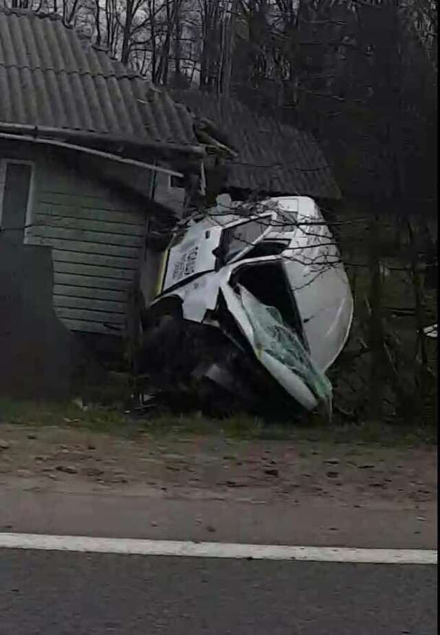 На Івано-Франківщині автомобіль поліції приліг відпочити_1