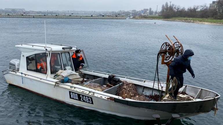 Окупанти затримали українських рибалок у Кримській акваторії Чорного моря
