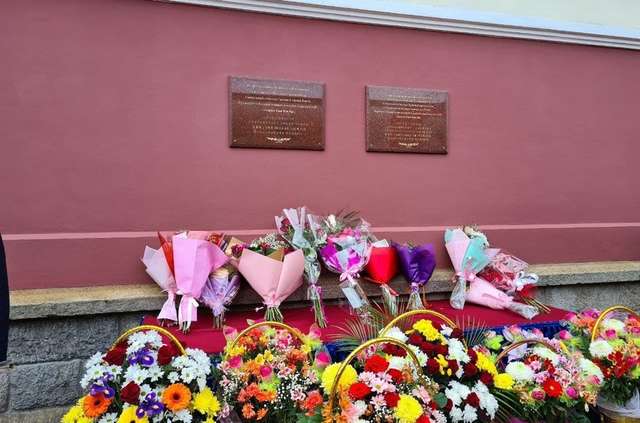 Пам'ятні дошки на честь північнокорейських диктаторів відкрили у Владивостоці_1