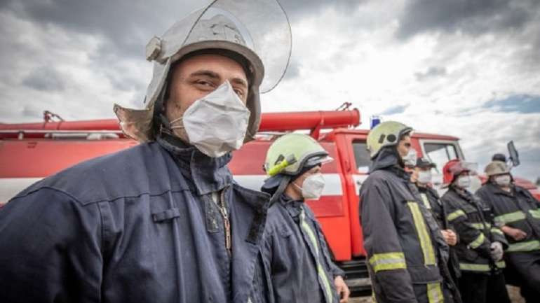 ДСНС: У Сумах під час ліквідації пожежі вогнеборці врятували 4 людини