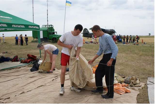 2009 рік, Всеукраїнські змагання з парашутного багатоборства. У травні 2014 року Міністерство молоді та спорту заборонило цю спортивну дисципліну, оскільки спортсмени відмовлялись платити гроші депутату Харківської обласної ради від Партії Регіонів Шаповалову, якого міністр Булатов призначив “смотрящім” для збору коштів з учасників державних спортивних заходів