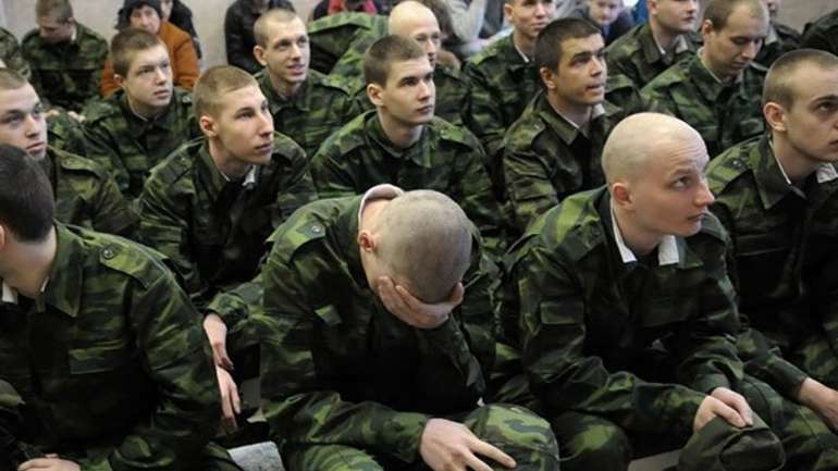 Окупанти кличуть українців до Криму, пропонують служити в армії РФ