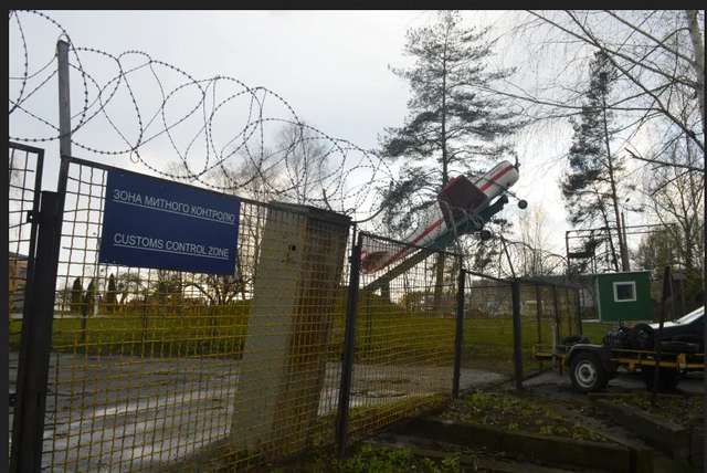 Колишній Центральний аероклуб ДТСААФ давно перетворений на митний склад, а оскільки шахраї з ТСОУ не хотіли платити земельний податок, то вони отримали податкові пільги, підробивши документи