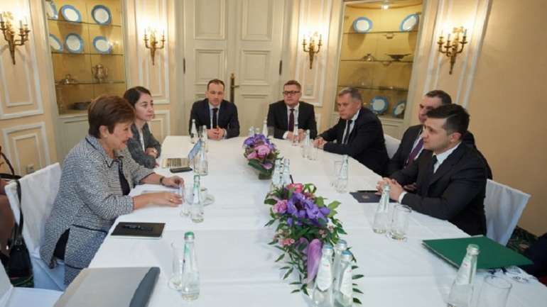 Поки Зе-влада жебрає, економіка України летить у прірву