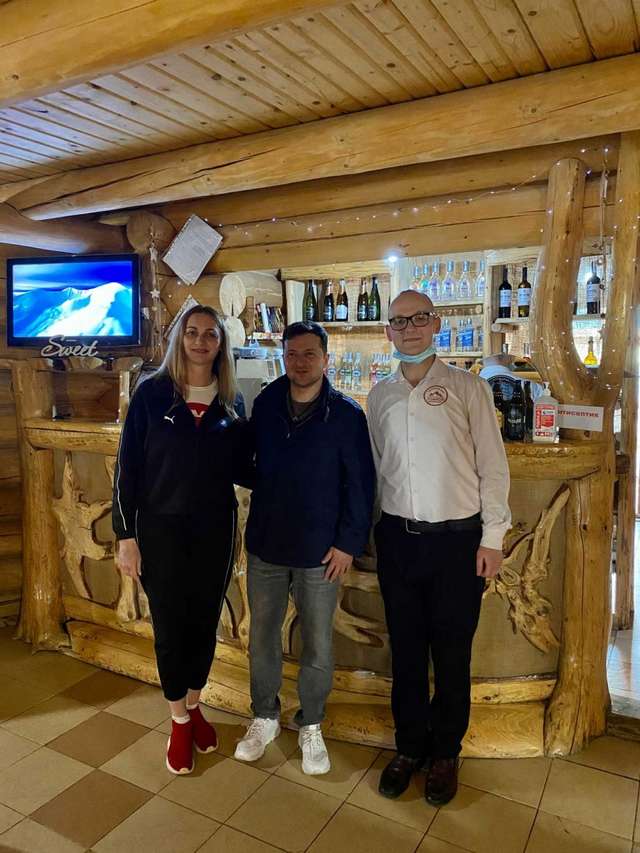 Подружжя Зеленських проводить великодні вихідні у Карпатах