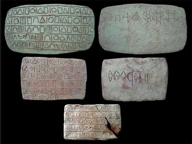 Глиняні таблички мали тексти, написані в двох системах письма.