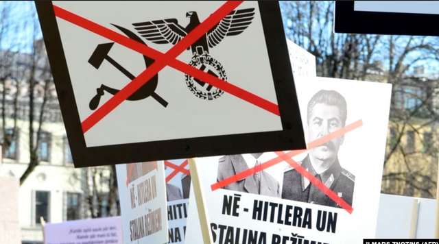  Плакати із засудженням нацизму і комунізму на акції у столиці Латвії. Рига, 16 березня 2013 року 