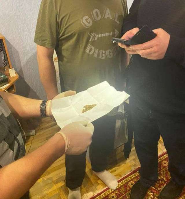 Майор поліції організував наркопритон у Запоріжжі_4
