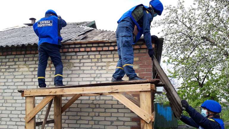 Бригади ДСНС відновлюють понівечені ворожими обстрілами будинки у Донецькій області