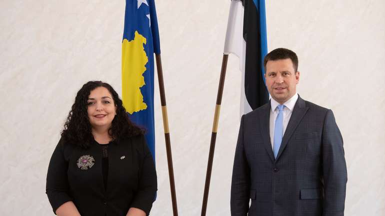 Президент Косова (ліворуч) і голова естонського Рійґікоґу (праворуч)