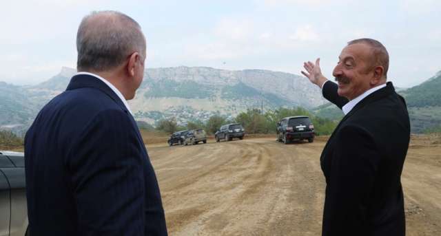 Р.Т. Ердоган (ліворуч) та І. Алієв (праворуч) на околиці м. Шуша