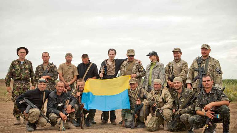 Бійці добровольчого підрозділу "Сармат" у Пісках (Донецька область), літо 2015 р.
