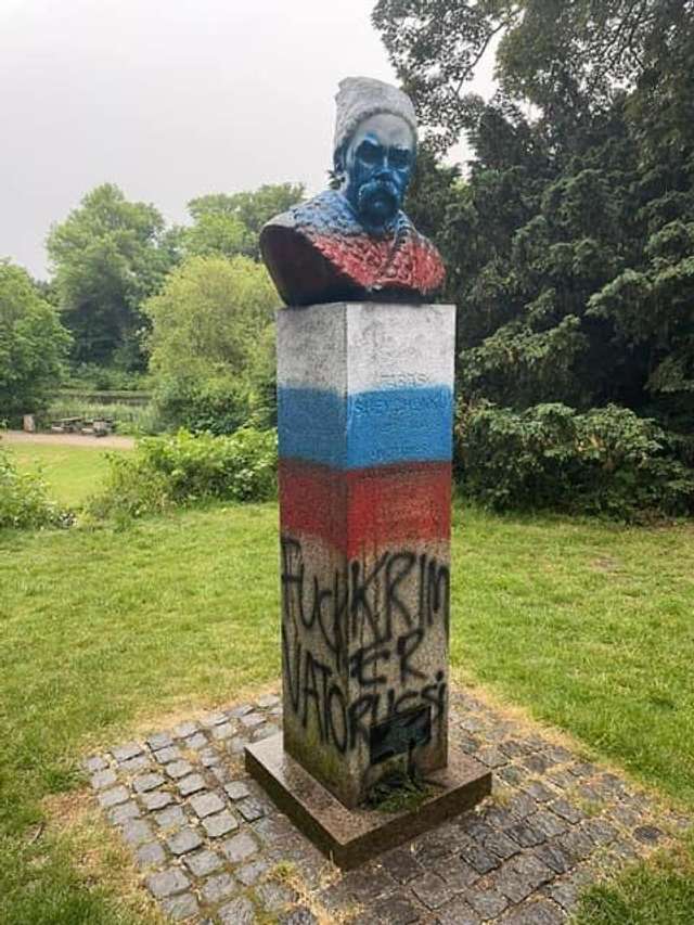 Сплюндрований пам’ятник Шевченку у Данії вже очищено від кольорів прапора окупантів – дипломати_2