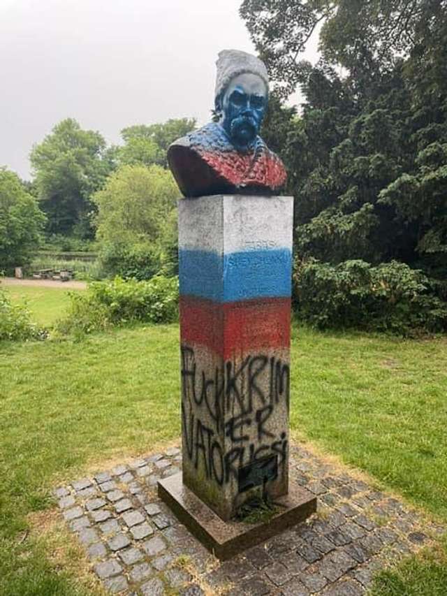 Сплюндрований пам’ятник Шевченку у Данії вже очищено від кольорів прапора окупантів – дипломати_1