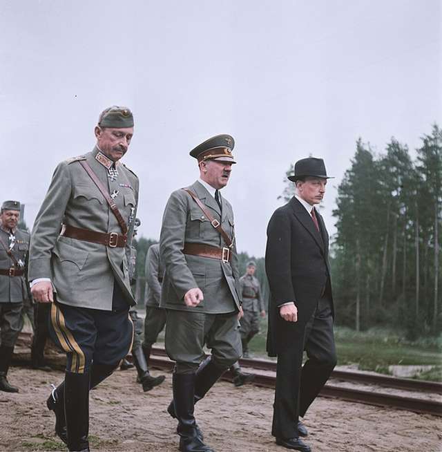 К.Ґ.Е. Маннергейм, А. Гітлер, Р. Рюті на одному фронтів соєвцько-фінляндської війни, літо 1942 р.