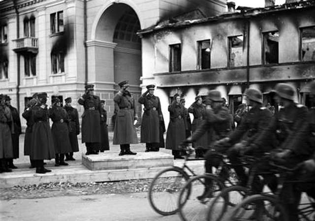 Парад армія Фінляндії у звільненому від совєтів Петрозаводську, 12.10.1941 р.