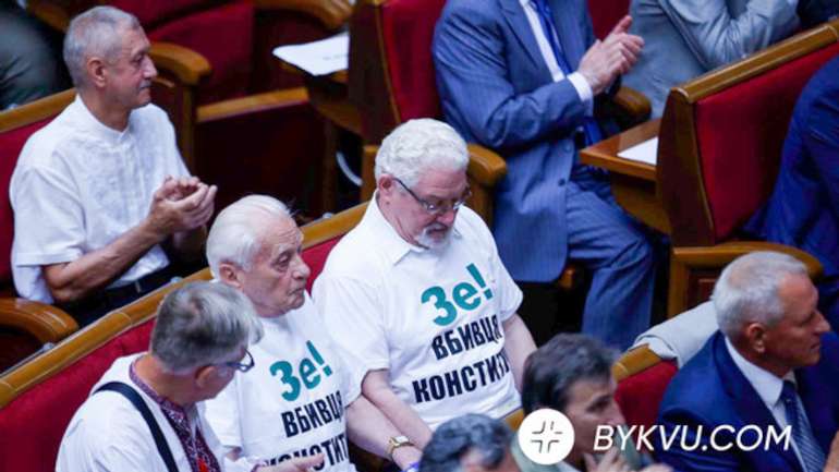 Степан Хмара та Віктор Шишкін одягнені у футболки з написом «Зе! вбивця Конституції»