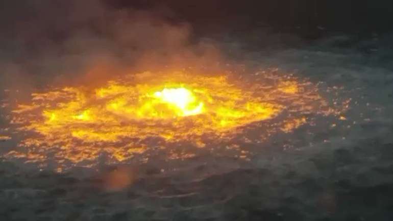 Це не кадри з фільму катастрофи. Це горить підводний газопровід в Мексиканській затоці.