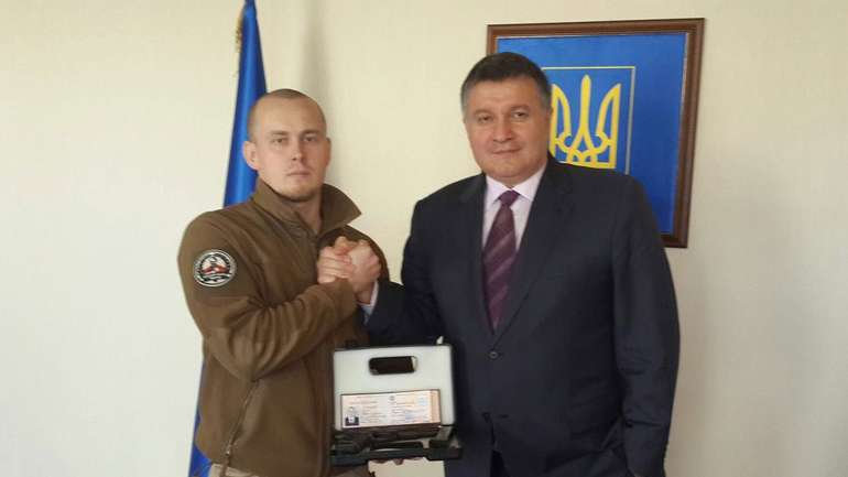 Арсен Аваков вручає нагородну зброю Олегу Ширяєву