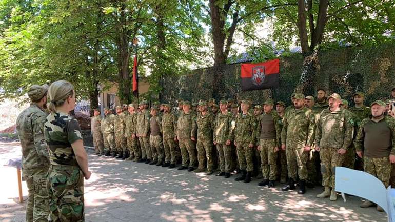 Міністр Лапутіна вручила посвідчення УБД добровольцям «Правого сектору»