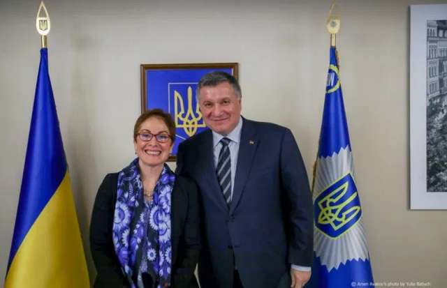 Посол Сполучених Штатів в Україні (2016-2019 рр.) Марі Йованович і міністр внутрішніх справ України Арсен Аваков