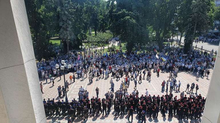 Кинувши кістку народу "слуги" сподіваються звести нанівець активність вулиці та пересидіти до весни