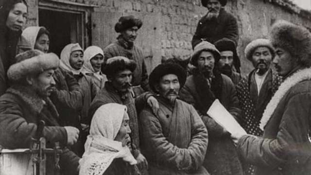 Родина памірських кирґизів в афґанському селі Андемін (початок ХХ століття)