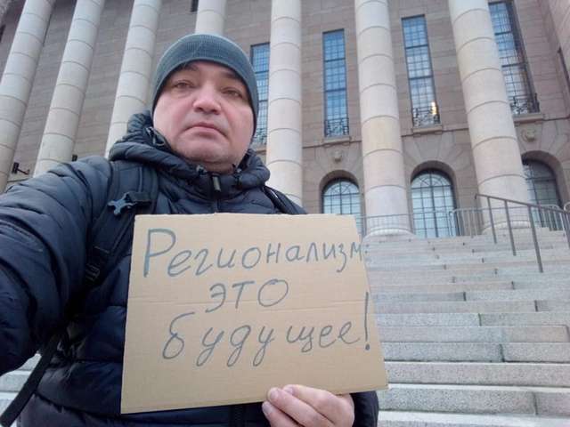 Андрєй Романов пікетує парламент Фінляндії (Гельсинкі, весна 2021 року)