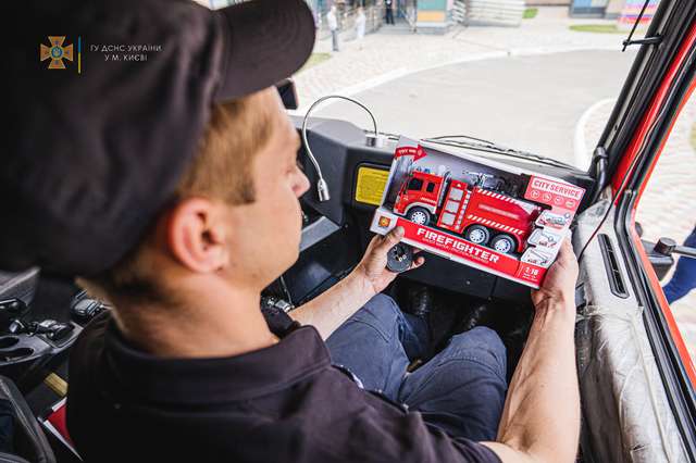 Рятувальники здійснили мрію хлопчика, який переміг страшний недуг і мріє тепер стати пожежником_1