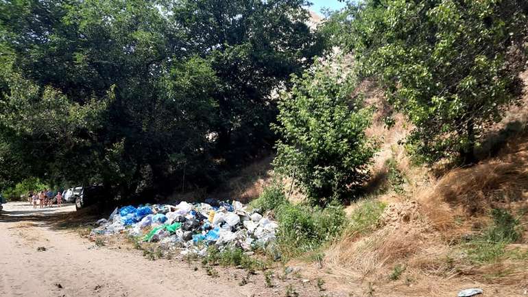 Гора Пивиха потопає у смітті, залишеного відпочивальниками