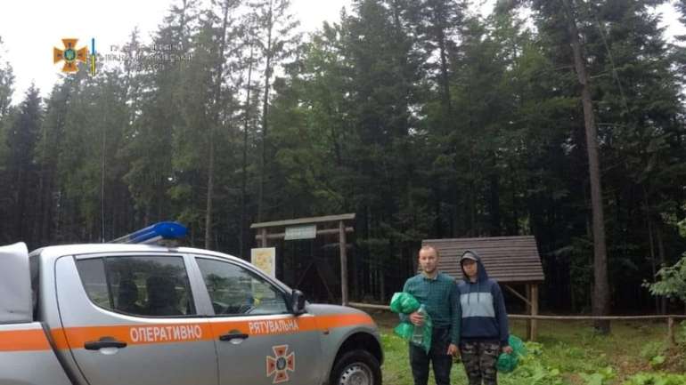 Прикарпаття: На Манявському водоспаді співробітники ДСНС врятували двох туристів