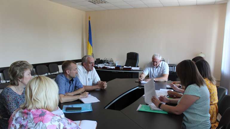 Чиновники Карлівки продовжують працювати попри розпуск міської ради