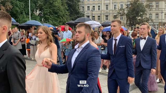 Випускники польських шкіл танцювали традиційний полонез_1