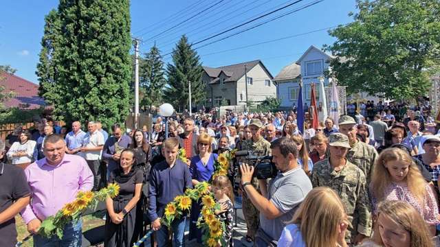 На Тернопільщині відкрили перший пам’ятник герою російсько-української війни_6