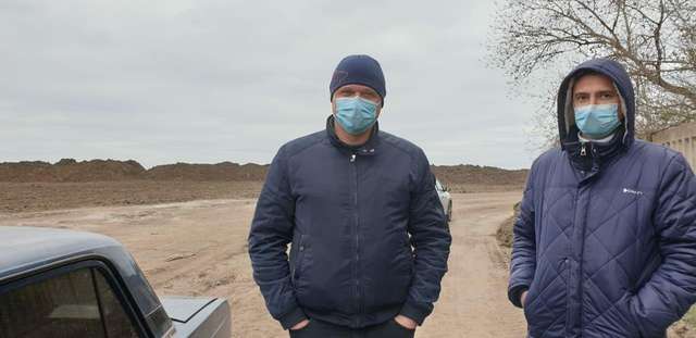  Юрій Дейнега та його партнер на незаконному карєрі в Чутівському районі