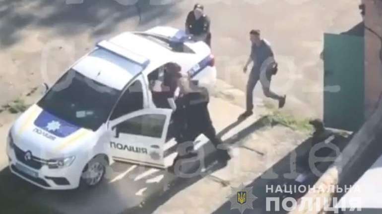 У Білій Церкві поліцейські влаштували бійку прямо біля патрульної машини (відео)
