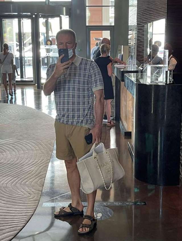 Монако, сумка Chanel і два телефони в руках_2