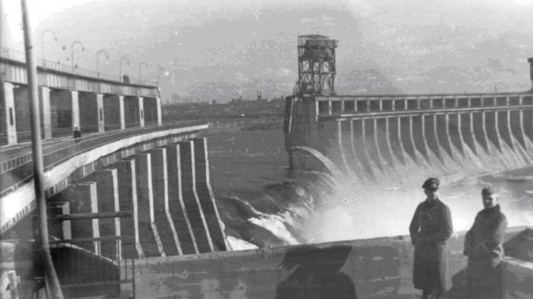 18 серпня 1941 року НКВДисти підірвали греблю Дніпрогес у Запоріжжі.