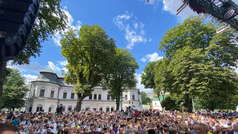 Близько 15 тисяч українців прийшли на літургію, який очолив Вселенський Патріарх Варфоломій